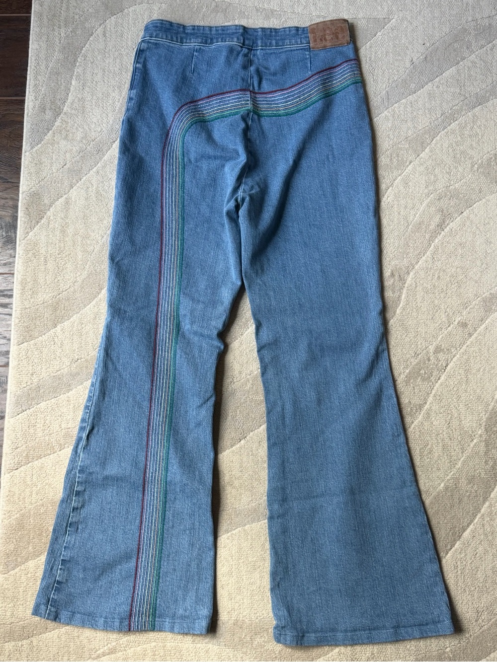 Lee Vintage High Rise Super Flare Jeans with Curved Rainbow Stitching - Picture 3 of 5